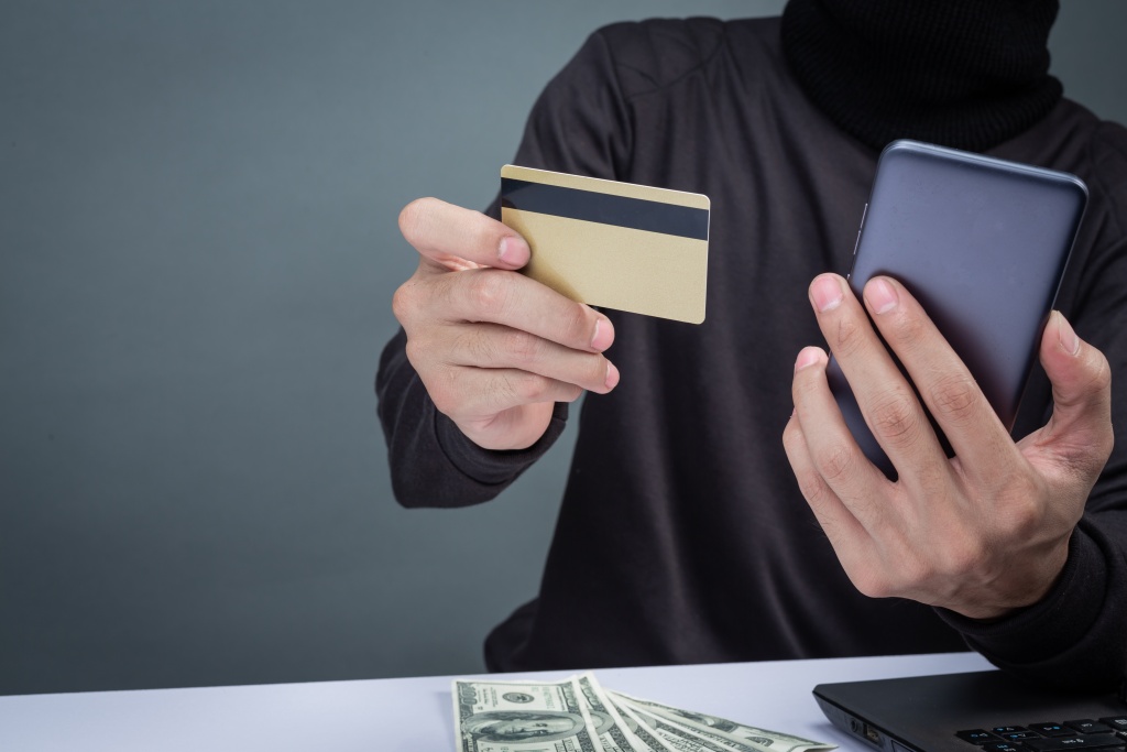 thieves-wear-black-hat-hold-phone-smart-card-gray.jpg телефон