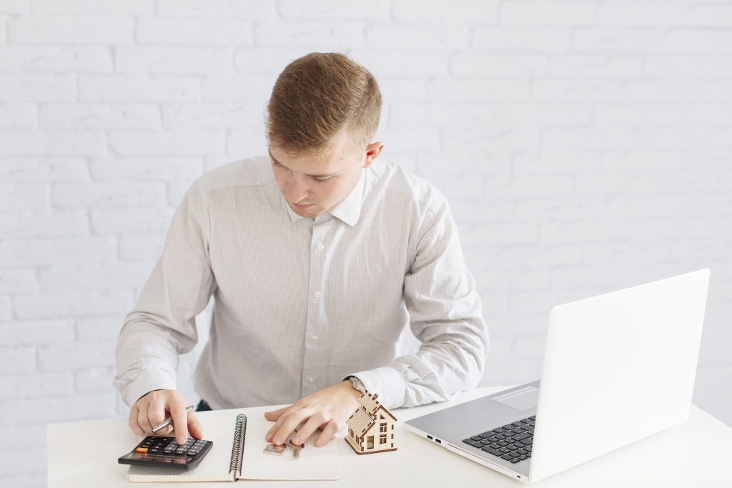 man-accounting-laptop.jpg мужчина