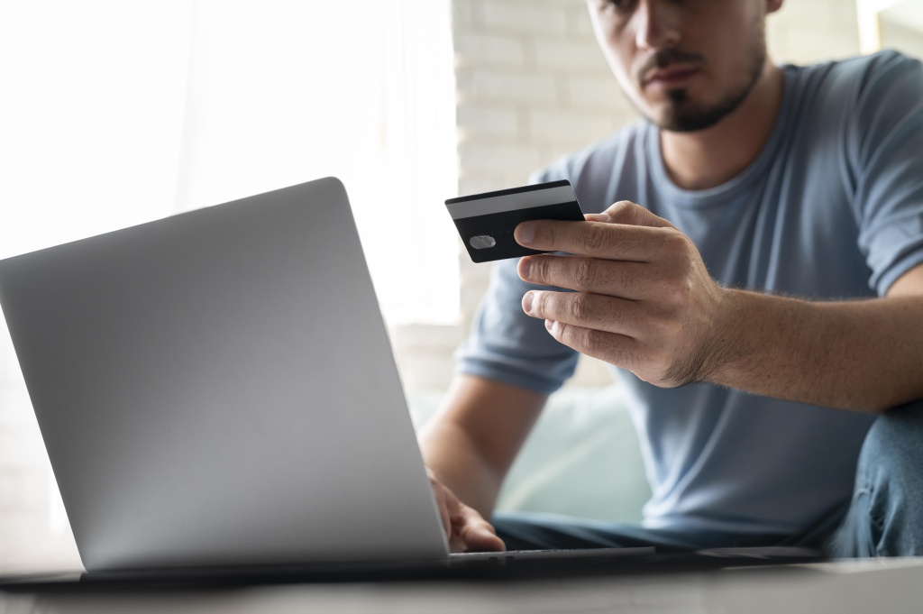 man-using-his-credit-card-play-online-order.jpg ноутбук