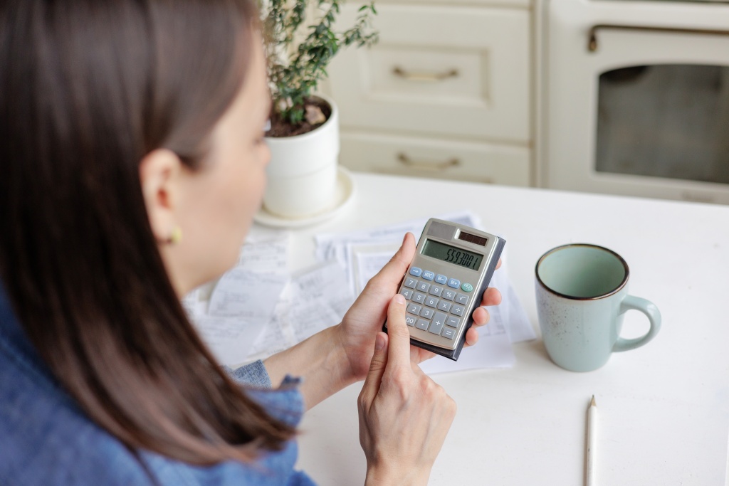 woman-pays-utility-bills-and-writes-checks-a-euro-2023-11-27-05-26-30-utc.jpg посредник