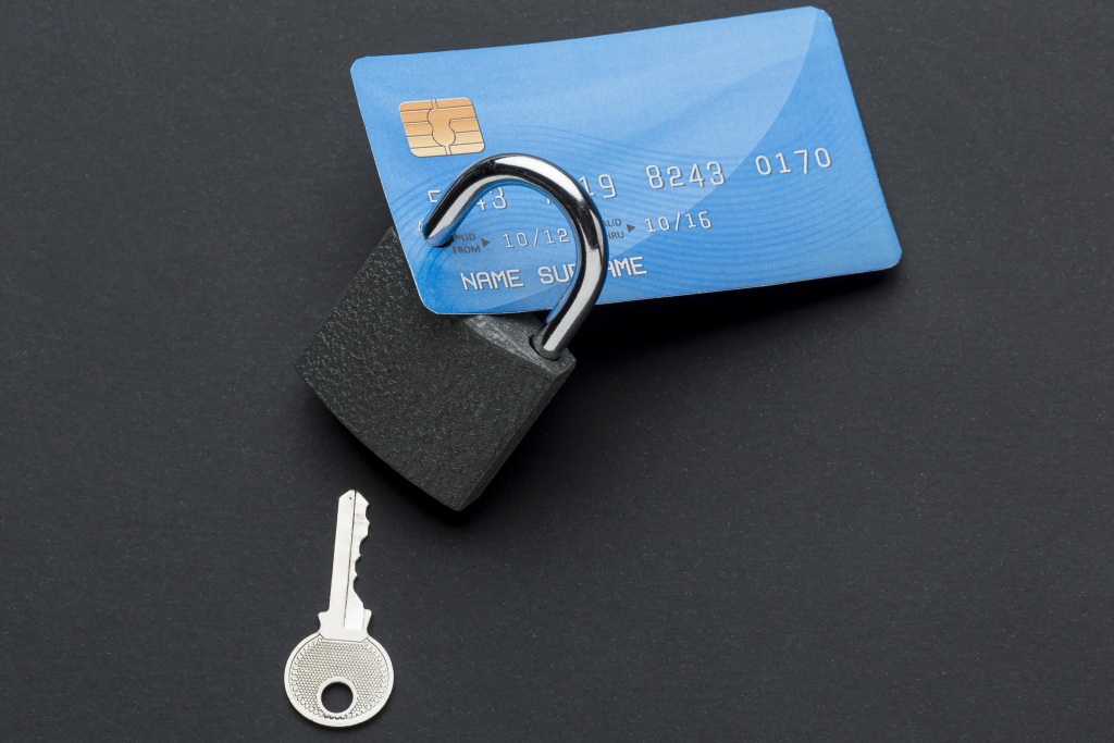 top-view-credit-card-with-lock-key.jpg ключ