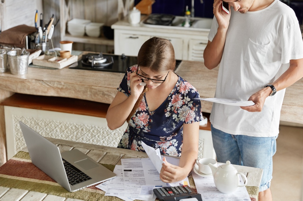 couple-managing-budget-together-kitchen.jpg ноутбук